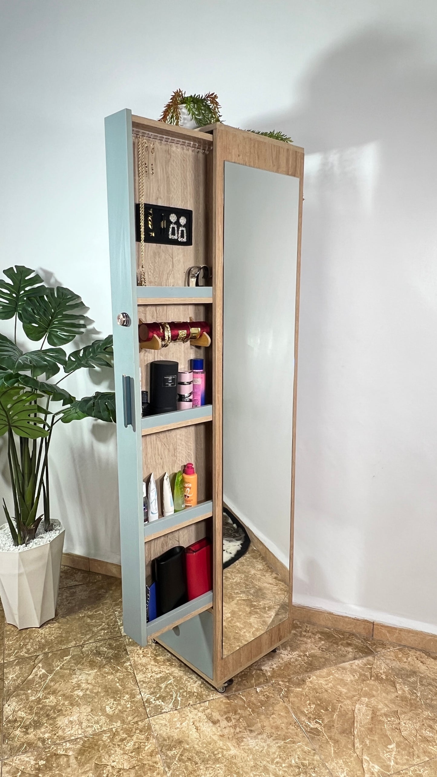 خزانة مبتكرة تجمع بين الأناقة والعملية: تنظيم آمن ومتعدد الوظائف مع توفير مثالي للمساحة