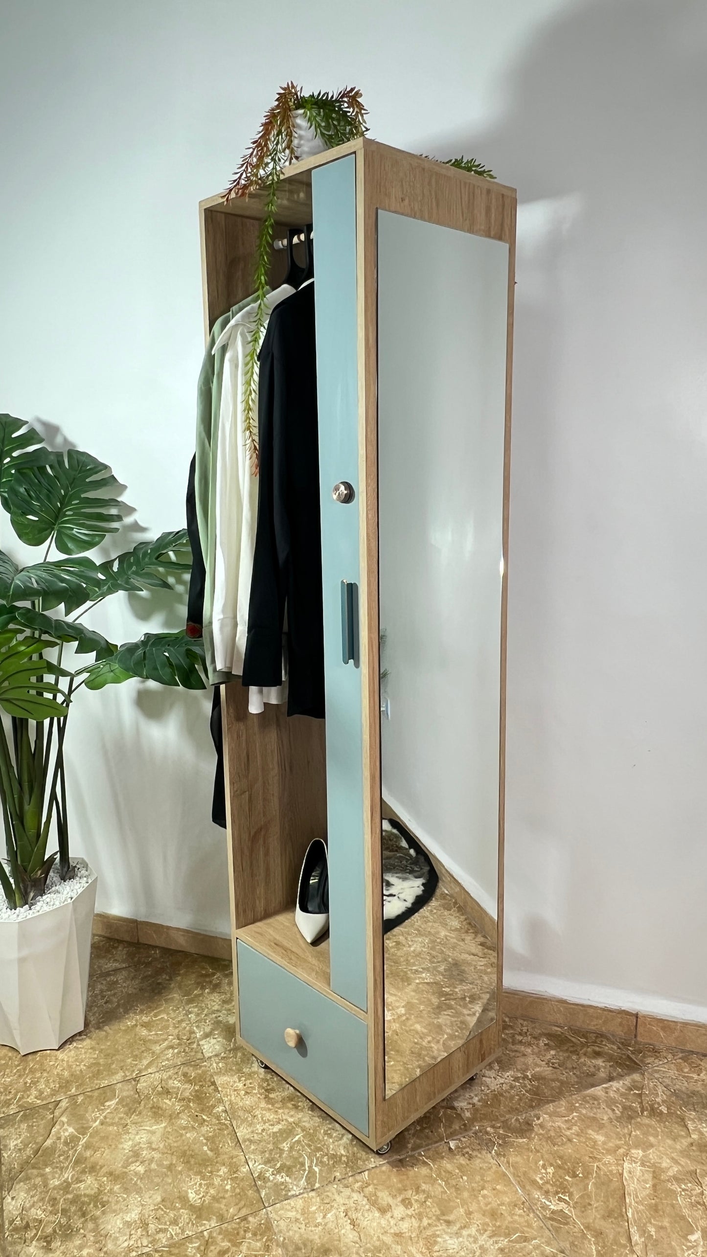 خزانة مبتكرة تجمع بين الأناقة والعملية: تنظيم آمن ومتعدد الوظائف مع توفير مثالي للمساحة