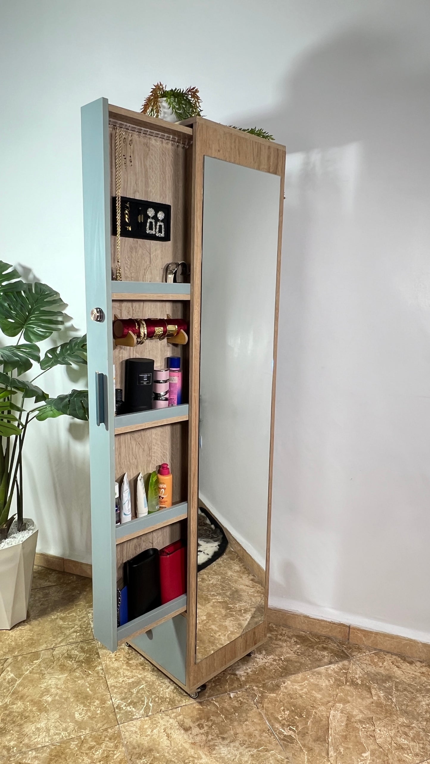 خزانة مبتكرة تجمع بين الأناقة والعملية: تنظيم آمن ومتعدد الوظائف مع توفير مثالي للمساحة