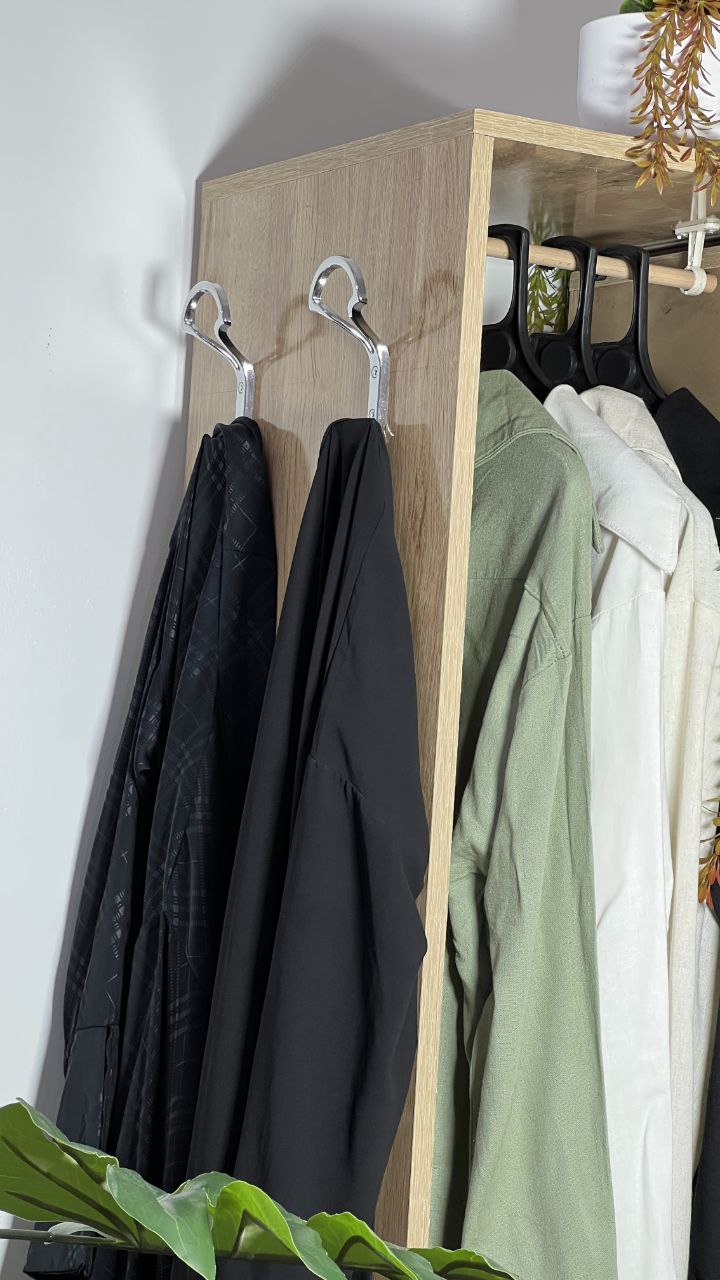 خزانة مبتكرة تجمع بين الأناقة والعملية: تنظيم آمن ومتعدد الوظائف مع توفير مثالي للمساحة