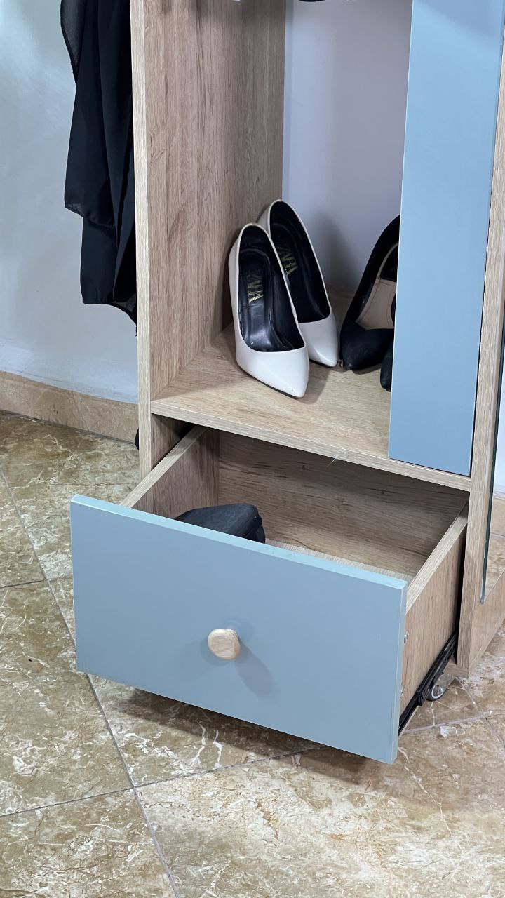 خزانة مبتكرة تجمع بين الأناقة والعملية: تنظيم آمن ومتعدد الوظائف مع توفير مثالي للمساحة