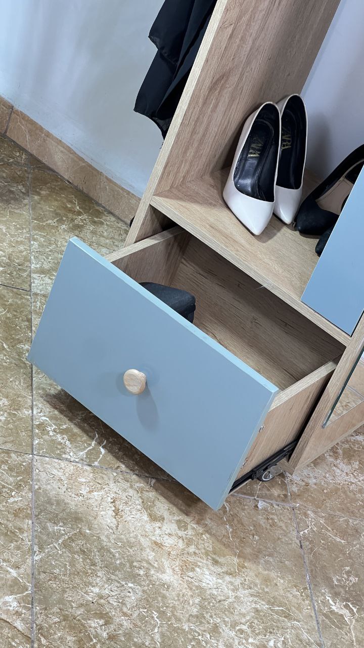 خزانة مبتكرة تجمع بين الأناقة والعملية: تنظيم آمن ومتعدد الوظائف مع توفير مثالي للمساحة